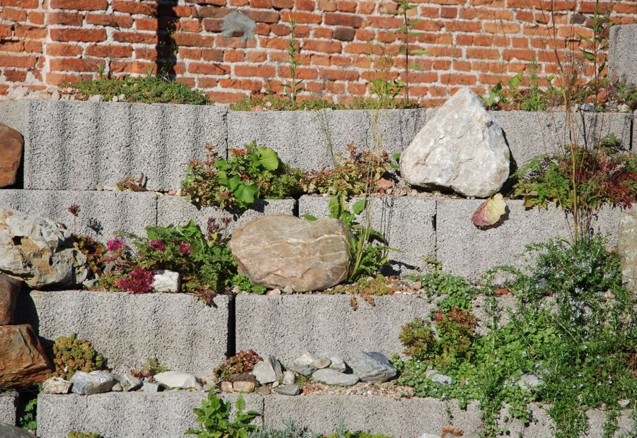 Segmental block wall with stepped setback courses and washed stone filling the back